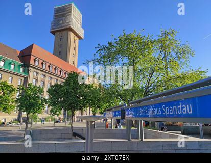 Berlin, Deutschland - 12. Mai 2024: Eingang des U-Bahnhofs Rathaus Spandau mit dem historischen Rathaus Spandau im Hintergrund. Spandau ist der westen Stockfoto