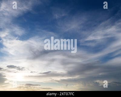 Weiche Wolken auf blauem Himmel Hintergrund in goldener Zeit Stockfoto