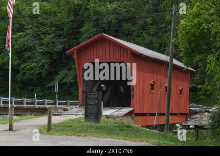 Greene County, Tennessee, USA – 20. Juli 2024: Die Bibel Covered Bridge, etwa 19 km von Greeneville entfernt, wurde 1923 erbaut und erstreckt sich über Little Chuc Stockfoto