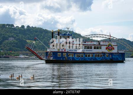 Pittsburgh, Pennsylvania, USA-30. Juli 2016: Das Duchess Riverboat von der Gateway Clipper Fleet bietet eine Tour auf dem Allegheny River in der Innenstadt von Pitt Stockfoto