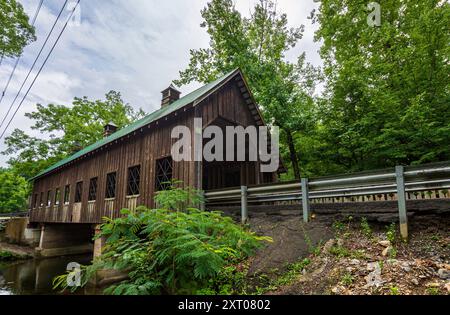 Pittman Center, Tennessee, USA-20. Juli 2024: Covered Bridge, etwas außerhalb der Innenstadt von Gatlinburg in den Smoky Mountains, wurde 2000 erbaut. Stockfoto