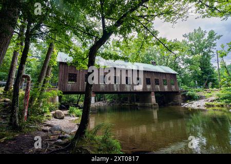 Pittman Center, Tennessee, USA-20. Juli 2024: Landschaft der Emerts Cove Cove Cover Bridge und der Middle Prong des Little Pigeon River. Das ist malerisch Stockfoto