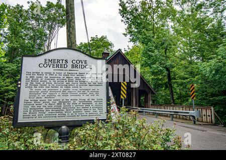 Pittman Center, Tennessee, USA, 20. Juli 2024: Informationsschild neben der Emerts Cove Cove Covered Bridge, das die Geschichte der Brücke und der Umgebung erklärt Stockfoto