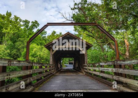 Sevierville, Tennessee, USA – 23. Juli 2024: Vorderansicht der 1875 erbauten Harrisburg Covered Bridge über den East Fork des Little Pigeon River in Stockfoto