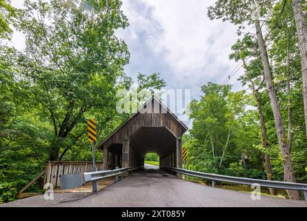 Gatlinburg, Tennessee, USA-20. Juli 2024: Landscape of Emerts Cove Cove Cover Bridge, eine historische Brücke Stockfoto