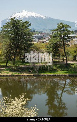 Mount Iwaki von der Burg Hirosaki und den Gärten während des Kirschblütenfestes 2024 Stockfoto