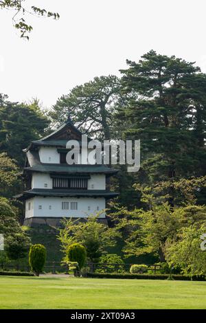 Tatsumi Turret im Botanischen Garten der Burg Hirosaki während des Kirschblütenfestes 2024 Stockfoto