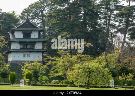 Tatsumi Turret auf der Burg Hirosaki und den Gärten während des Kirschblütenfestes 2024 Stockfoto