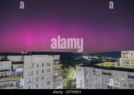 Lemberg, Lemberg, Ukraine. August 2024. 13. August 2024, Lemberg, Ukraine: Die Aurora borealis, auch Nordlichter genannt, leuchten am Horizont in der Ukraine, Region Lemberg. (Kreditbild: © Artur Abramiv/ZUMA Press Wire) NUR REDAKTIONELLE VERWENDUNG! Nicht für kommerzielle ZWECKE! Quelle: ZUMA Press, Inc./Alamy Live News Stockfoto