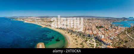 Aus der Vogelperspektive auf die Festung San Juan und den beliebten Strand in Aguilas Spanien, beliebtes mediterranes Touristenziel mit türkisfarbenem Wasser Stockfoto