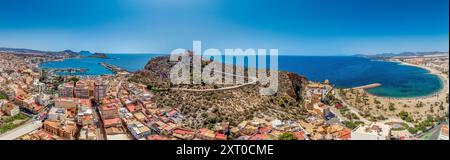 Aus der Vogelperspektive auf die Festung San Juan und den beliebten Strand in Aguilas Spanien, beliebtes mediterranes Touristenziel mit türkisfarbenem Wasser Stockfoto