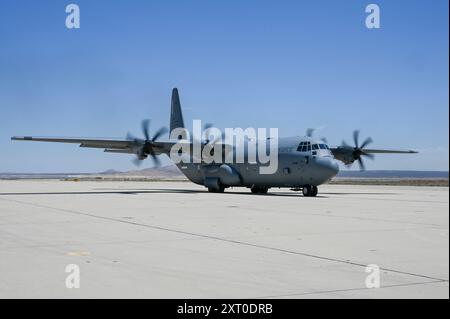 Ein Lockheed C-130 Hercules bereitet sich auf die Abfahrt vor, während er den Stabschef der U.S. Air Force, General David Allvin, und den Chief Master Sgt. Der Air Force, David Flosi, von der Edwards Air Force Base, Kalifornien, am 5. August 2024 transportiert. Allvin und Flosi kamen zu Edwards AFB, um die Übung aus erster Hand zu beobachten und mit den Trainingsteilnehmern über ihre Erfahrungen zu sprechen. (Foto von Staff Sgt. Frederick A. Brown) Stockfoto