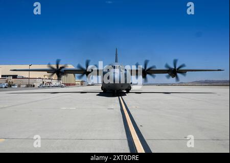 Ein Lockheed C-130 Hercules bereitet sich auf die Abfahrt vor, während er den Stabschef der U.S. Air Force, General David Allvin, und den Chief Master Sgt. Der Air Force, David Flosi, von der Edwards Air Force Base, Kalifornien, am 5. August 2024 transportiert. Allvin und Flosi kamen zu Edwards AFB, um die Übung aus erster Hand zu beobachten und mit den Trainingsteilnehmern über ihre Erfahrungen zu sprechen. (Foto von Staff Sgt. Frederick A. Brown) Stockfoto