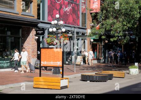 Menschen in der Gastown Fußgängerzone an der Water Street im Sommer 2024, Vancouver, BC, Kanada Stockfoto