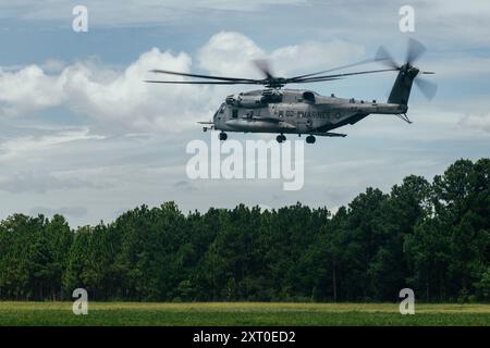 Ein Super-Hengst des U.S. Marine Corps CH-53E mit 464th Marine Heavy Helicopter Squadron, 29th Marine Aircraft Group, 2d Marine Aircraft Wing landet während einer Unit Enhancement Training 24-2 Veranstaltung mit Soldaten der Vereinigten Arabischen Emirate im Marine Corps Base Camp Lejeune, North Carolina, 31. Juli 2024. Die UET 24-2 bestand aus einer Reihe von kombinierten Rüstungsoffensive- und Aufstandsbekämpfungsoperationen auf Platoon-Ebene, die die Leistungsfähigkeit, taktische Bereitschaft und Interoperabilität zwischen dem Marinekorps und ausländischen Partnern verbesserten. (Foto des U.S. Marine Corps von Hunter J. Kuester) Stockfoto