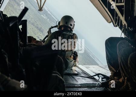 Keller Orosz, ein Crewchef der 464. Marine Heavy Helicopter Squadron, 29. Marine Aircraft Group, 2. Marine Aircraft Wing, sieht aus einem CH-53E Super Hengst während einer Einheit Enhancement Training 24-2 UET 24-2 Veranstaltung mit Soldaten der Vereinigten Arabischen Emirate im Marine Corps Base Camp Lejeune, North Carolina, 31. Juli 2024. Die UET 24-2 bestand aus einer Reihe von kombinierten Rüstungsoffensive- und Aufstandsbekämpfungsoperationen auf Platoon-Ebene, die die Leistungsfähigkeit, taktische Bereitschaft und Interoperabilität zwischen dem Marinekorps und ausländischen Partnern verbesserten. (U.S. Marine Co Stockfoto