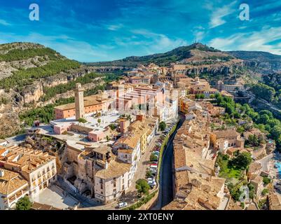 Luftaufnahme der Altstadt von Cuenca Spanien mit Uhrenturm, Torre de Mangana, Wissenschaftsmuseum blauer Sommerhimmel Hintergrund Stockfoto