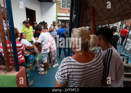 Caracas, Venezuela. August 2024. Überlebende stehen nach einer Explosion im Stadtteil La Unión de Petare im Bundesstaat Miranda östlich von Caracas zusammen. In Venezuela gab es mehrere Opfer nach einer Gasexplosion in einem Wohnhaus. Quelle: Jesus Vargas/dpa/Alamy Live News Stockfoto