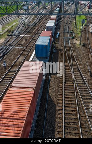 Frachtzug Mit Containern Im Roten Und Blauen Meer. Drohnenansicht Stockfoto