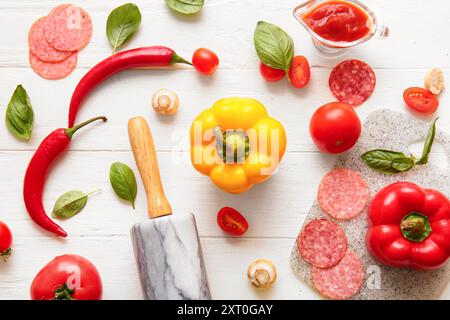 Zutaten für die Zubereitung von Pizza auf weißem Holzhintergrund Stockfoto