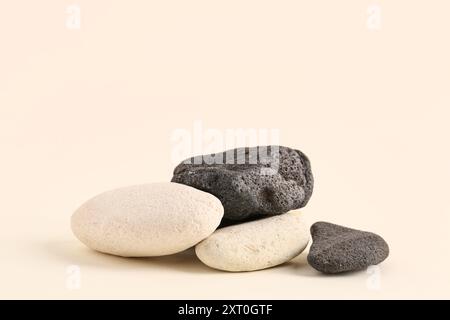 Dekorative Steine auf beigefarbenem Hintergrund Stockfoto