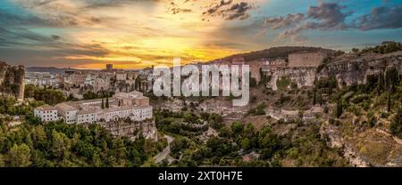 Sonnenuntergang über dem historischen Stadtzentrum von Cuenca in La Mancha Spanien, mittelalterliche Häuser auf den Felsen mit atemberaubendem farbenfrohen Himmel Stockfoto