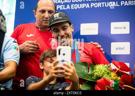 Porto, Portugal. August 2024. Luri Leitao, Radfahrer und Meister der Olympischen Spiele in Paris, kommt am Flughafen Francisco Sa Carneiro in Porto an. Quelle: SOPA Images Limited/Alamy Live News Stockfoto