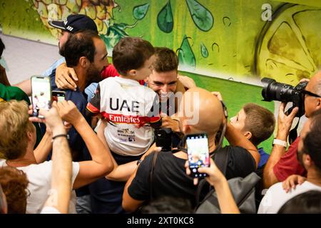 Porto, Portugal. August 2024. Luri Leitao und Rui Oliveira, Radfahrer und Meister der Olympischen Spiele in Paris, kommen am Flughafen Francisco Sa Carneiro in Porto an. Quelle: SOPA Images Limited/Alamy Live News Stockfoto