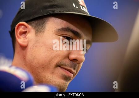 Porto, Portugal. August 2024. Luri Leitao, Radrennfahrer und Champion bei den Olympischen Spielen in Paris, spricht bei seiner Ankunft am Flughafen Francisco Sa Carneiro in Porto mit den Medien. Quelle: SOPA Images Limited/Alamy Live News Stockfoto