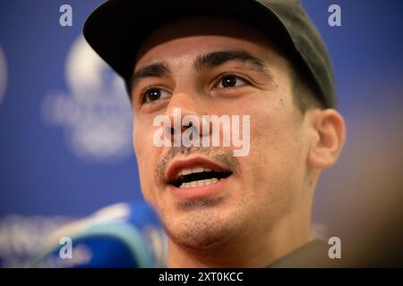 Porto, Portugal. August 2024. Luri Leitao, Radrennfahrer und Champion bei den Olympischen Spielen in Paris, spricht bei seiner Ankunft am Flughafen Francisco Sa Carneiro in Porto mit den Medien. Quelle: SOPA Images Limited/Alamy Live News Stockfoto