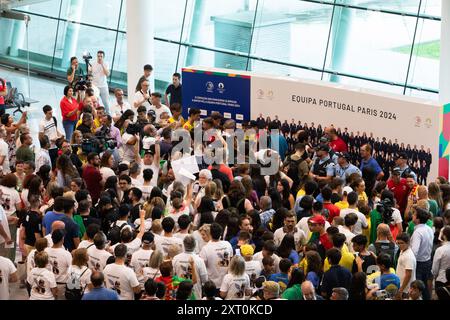 Porto, Portugal. August 2024. Luri Leitao und Rui Oliveira, Radfahrer und Meister bei den Olympischen Spielen in Paris, kommen auf dem Flughafen Francisco Sa Carneiro in Porto an die Presse. Quelle: SOPA Images Limited/Alamy Live News Stockfoto