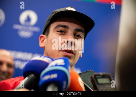 Porto, Portugal. August 2024. Luri Leitao, Radrennfahrer und Champion bei den Olympischen Spielen in Paris, spricht bei seiner Ankunft am Flughafen Francisco Sa Carneiro in Porto mit den Medien. Quelle: SOPA Images Limited/Alamy Live News Stockfoto