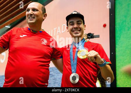 Porto, Portugal. August 2024. Luri Leitao (R), Radfahrer und Champion bei den Olympischen Spielen in Paris, kommt am Flughafen Francisco Sa Carneiro in Porto an. Quelle: SOPA Images Limited/Alamy Live News Stockfoto