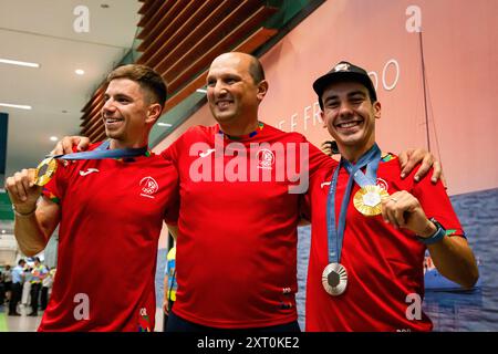 Porto, Portugal. August 2024. Luri Leitao (R) und Rui Oliveira (L), Radfahrer und Meister der Olympischen Spiele in Paris, kommen am Flughafen Francisco Sa Carneiro in Porto an. Quelle: SOPA Images Limited/Alamy Live News Stockfoto