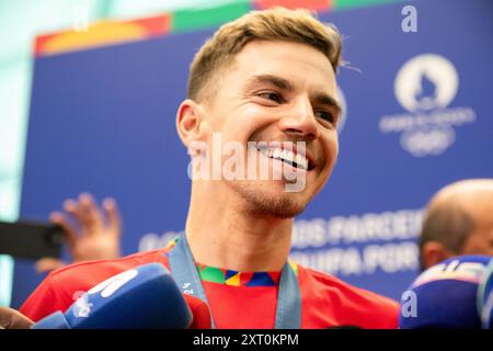 Porto, Portugal. August 2024. Rui Oliveira, Radrennfahrer und Champion bei den Olympischen Spielen in Paris, spricht bei seiner Ankunft am Flughafen Francisco Sa Carneiro in Porto mit den Medien. (Foto: Rita Franca/SOPA Images/SIPA USA) Credit: SIPA USA/Alamy Live News Stockfoto