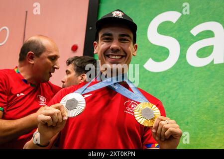 Porto, Portugal. August 2024. Luri Leitao, Radfahrer und Meister der Olympischen Spiele in Paris, kommt am Flughafen Francisco Sa Carneiro in Porto an. (Foto: Rita Franca/SOPA Images/SIPA USA) Credit: SIPA USA/Alamy Live News Stockfoto