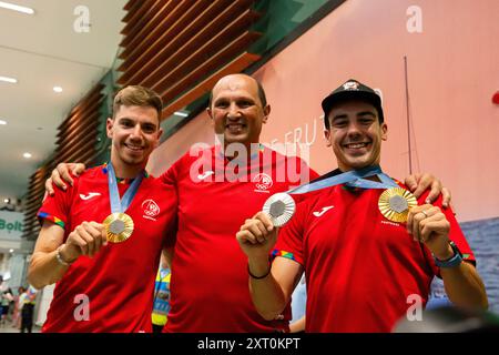 Porto, Portugal. August 2024. Luri Leitao (R) und Rui Oliveira (L), Radfahrer und Meister der Olympischen Spiele in Paris, kommen am Flughafen Francisco Sa Carneiro in Porto an. (Foto: Rita Franca/SOPA Images/SIPA USA) Credit: SIPA USA/Alamy Live News Stockfoto