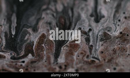 Tintenfarbe Glitzerunschärfe. Brillante Textur. Silber Gel funkelnde Partikel gemischte Textur kreativer Hintergrund flüssige schwarze Blasen abstrakte Kunst. Stockfoto