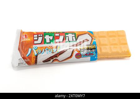 Fuji, Shizuoka, Japan - 12. April 2024: Morinaga Choco Monaka Jumbo Eis von MORINAGA & CO., LTD Isoliert auf weißem Hintergrund. Stockfoto