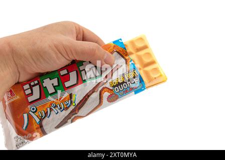 Fuji, Shizuoka, Japan - 12. April 2024: Hand hält Morinaga Choco Monaka Jumbo Eis von MORINAGA & CO., LTD Isoliert auf weißem Hintergrund. Stockfoto