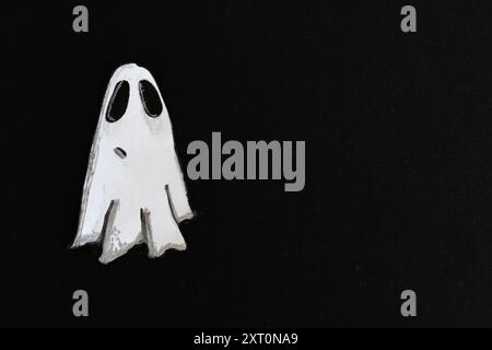 Papierherstellung. Halloween-Hintergrund. Handgefertigte Papierfigur für Halloween-Kartendekoration. Leerzeichen für Text. Stockfoto