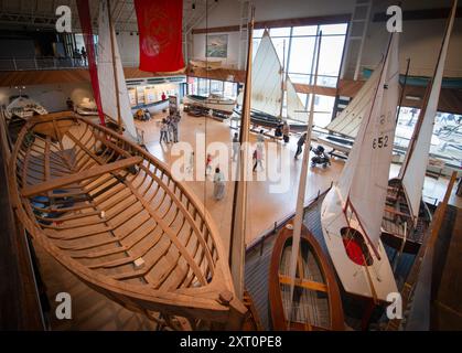 Maritime Museum of the Atlantic, Halifax, Nova Scotia, Kanada. Kleine Boote, meist hölzerne Segelboote, in der großen Halle im ersten Stock des Museums mit Blick auf den Hafen von Halifax. Stockfoto