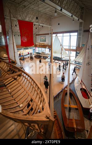 Maritime Museum of the Atlantic, Halifax, Nova Scotia, Kanada. Kleine Boote, meist hölzerne Segelboote, in der großen Halle im ersten Stock des Museums mit Blick auf den Hafen von Halifax. Stockfoto
