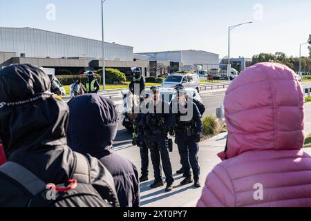 Melbourne, Australien. August 2024. Beamte für öffentliche Ordnung und Reaktion (HAFEN), die während der Demonstration auf die Demonstranten blickten. Pro-Palästina-Demonstranten versammelten sich zu einer Demonstration vor Einem W. Bell in Dandenong South Melbourne, ein Unternehmen, das Teile für Israel herstellt. Die Demonstration dauerte fast 5 Stunden, sie endete, nachdem sie auf Anweisung der Polizei einen Zug erhielten und in der Unterzahl waren. Die Arbeiter von A.W.Bell konnten ihre Schicht beginnen, als die Polizei eine Barriere gegen die Demonstranten schuf. Quelle: SOPA Images Limited/Alamy Live News Stockfoto