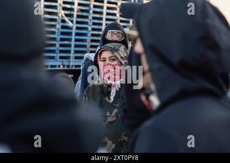 Melbourne, Australien. August 2024. Ein Demonstrant, der während der Demonstration in die Kamera blickte. Pro-Palästina-Demonstranten versammelten sich zu einer Demonstration vor Einem W. Bell in Dandenong South Melbourne, ein Unternehmen, das Teile für Israel herstellt. Die Demonstration dauerte fast 5 Stunden, sie endete, nachdem sie auf Anweisung der Polizei einen Zug erhielten und in der Unterzahl waren. Die Arbeiter von A.W.Bell konnten ihre Schicht beginnen, als die Polizei eine Barriere gegen die Demonstranten schuf. Quelle: SOPA Images Limited/Alamy Live News Stockfoto