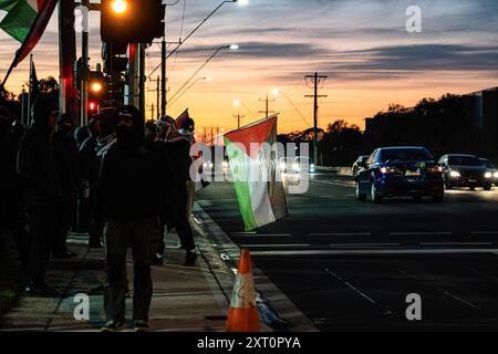 Melbourne, Australien. August 2024. Demonstranten, die auf der Straßenseite stehen, wackeln während der Demonstration palästinensische Flaggen. Pro-Palästina-Demonstranten versammelten sich zu einer Demonstration vor Einem W. Bell in Dandenong South Melbourne, ein Unternehmen, das Teile für Israel herstellt. Die Demonstration dauerte fast 5 Stunden, sie endete, nachdem sie auf Anweisung der Polizei einen Zug erhielten und in der Unterzahl waren. Die Arbeiter von A.W.Bell konnten ihre Schicht beginnen, als die Polizei eine Barriere gegen die Demonstranten schuf. Quelle: SOPA Images Limited/Alamy Live News Stockfoto