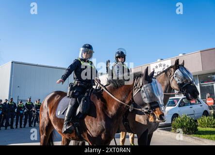 Melbourne, Australien. August 2024. Die Polizisten sahen, wie sie Demonstranten sagten, sie sollen während der Demonstration zurückbleiben. Pro-Palästina-Demonstranten versammelten sich zu einer Demonstration vor Einem W. Bell in Dandenong South Melbourne, ein Unternehmen, das Teile für Israel herstellt. Die Demonstration dauerte fast 5 Stunden, sie endete, nachdem sie auf Anweisung der Polizei einen Zug erhielten und in der Unterzahl waren. Die Arbeiter von A.W.Bell konnten ihre Schicht beginnen, als die Polizei eine Barriere gegen die Demonstranten schuf. (Foto: Gemma Hubeek/SOPA Images/SIPA USA) Credit: SIPA USA/Alamy Live News Stockfoto