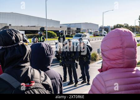 Melbourne, Australien. August 2024. Beamte für öffentliche Ordnung und Reaktion (HAFEN), die während der Demonstration auf die Demonstranten blickten. Pro-Palästina-Demonstranten versammelten sich zu einer Demonstration vor Einem W. Bell in Dandenong South Melbourne, ein Unternehmen, das Teile für Israel herstellt. Die Demonstration dauerte fast 5 Stunden, sie endete, nachdem sie auf Anweisung der Polizei einen Zug erhielten und in der Unterzahl waren. Die Arbeiter von A.W.Bell konnten ihre Schicht beginnen, als die Polizei eine Barriere gegen die Demonstranten schuf. (Foto: Gemma Hubeek/SOPA Images/SIPA USA) Credit: SIPA USA/Alamy Live News Stockfoto