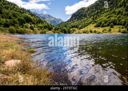 Der Pyrenäen-See „Lac de Fabrèges“ bei Laruns im oberen Ossau-Tal, Béarn, Frankreich Stockfoto