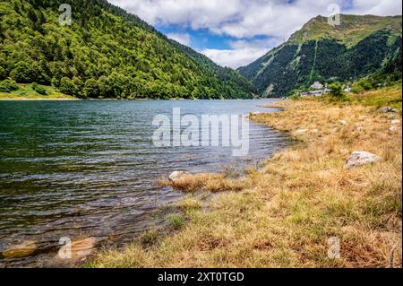 Der Pyrenäen-See „Lac de Fabrèges“ bei Laruns im oberen Ossau-Tal, Béarn, Frankreich Stockfoto